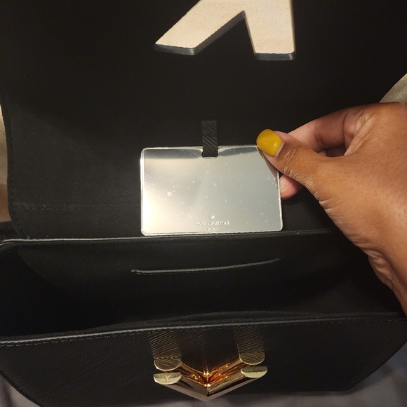 ‼️SOLD‼️Louis Vuitton LV Twist MM Black Shoulder/Crossbody Bag - Picture 2 of 12